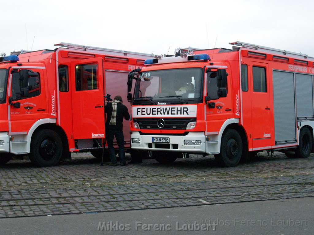Neue LF`s fuer Koeln Uebergabe in Koeln Deutz an den Wachen  P053.JPG